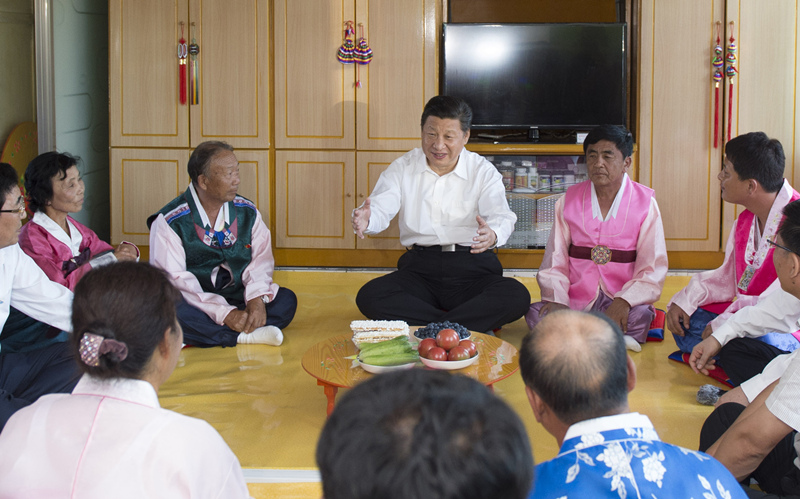 2015年7月16日,習近平在吉林省延邊朝鮮族自治州和龍市東城鎮光東村農戶家中同村民們親切交談。