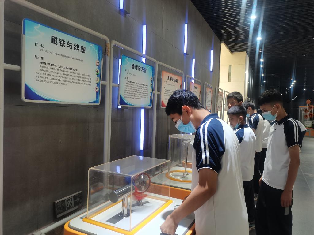 齊魯疏勒二中學生在體驗流動科技館展品
