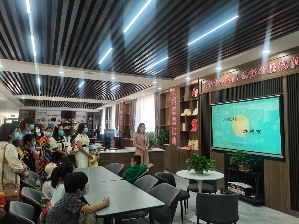 群眾代表及青少年學生在疏勒縣張騫社區觀看科普視頻